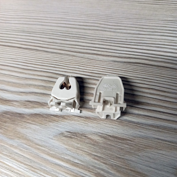 Двухпазовый патрон G5 на ножке для линейных люминесцентных ламп Т5.