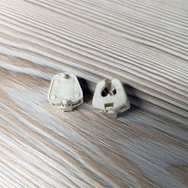 Двухпазовый патрон G5 с торцовыми защёлками диаметром 3,2 мм для линейных люминесцентных ламп Т5.