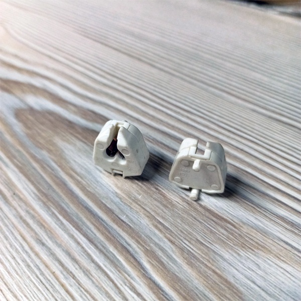 Двухпазовый патрон G5 с торцовыми защёлками диаметром 3,2 мм для линейных люминесцентных ламп Т5.