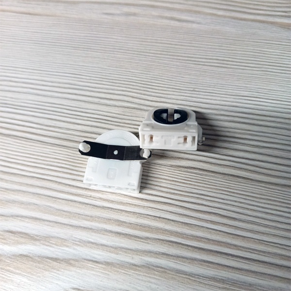 Подпружиненный торцевой патрон G13 на защёлках для линейных люминесцентных ламп Т8.