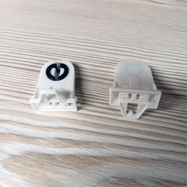 Сквозной патрон G13 с боковыми защелками и стопором для линейных люминесцентных ламп Т8.