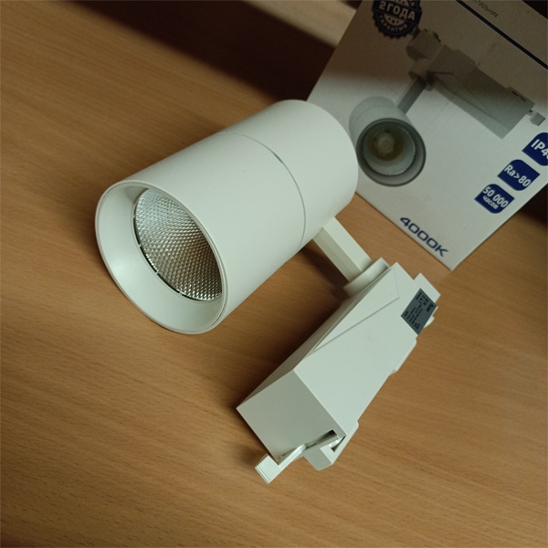 Белый трековый однофазный светодиодный светильник AL103 Ферон, мощность 30Вт, холодный белый свет с углом рассеивания 35 градусов.