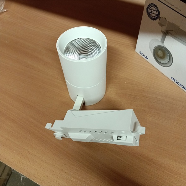 Белый трековый однофазный светодиодный светильник AL103 Ферон, мощность 30Вт, холодный белый свет с углом рассеивания 35 градусов.