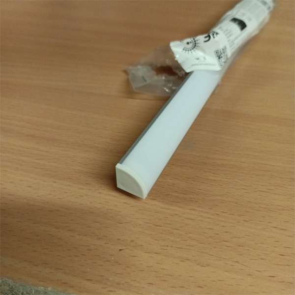 Гибкий анодированный угловой профиль для светодиодных лент, с комплектом крепежа и матовым закругленным экраном, габариты 16х16х200 мм