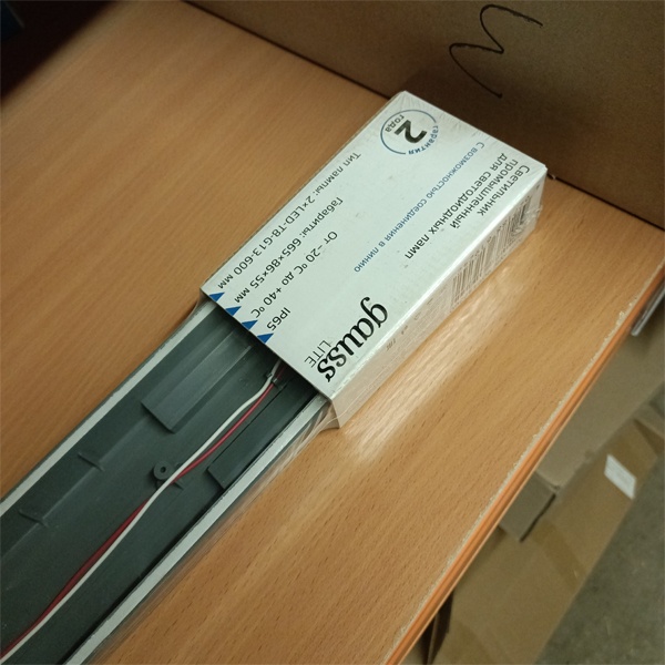 Серый линейный светильник Гаусс с высокой защитой от пыли и влаги под две светодиодных лампы Т8 длиной 600 мм фото 1