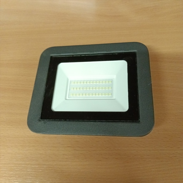 Влагозащищенный светодиодный прожектор с П-образным кронштейном, мощностью 30 Ватт, холодный дневной свет фото 1