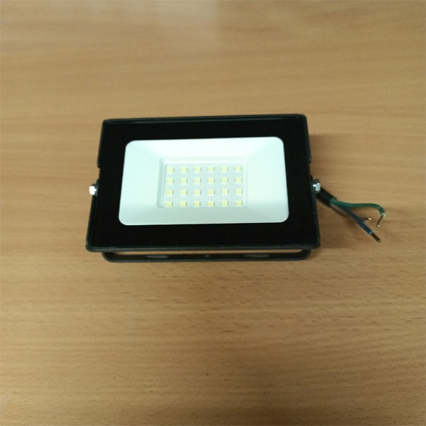 Влагозащищенный светодиодный прожектор с П-образным кронштейном, мощностью 20 Ватт, холодный дневной свет фото 1