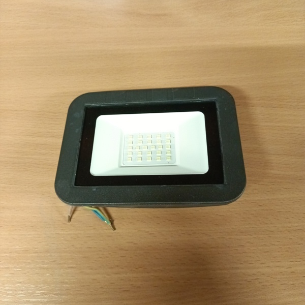 Влагозащищенный светодиодный прожектор с П-образным кронштейном, мощностью 20 Ватт, холодный дневной свет фото 1