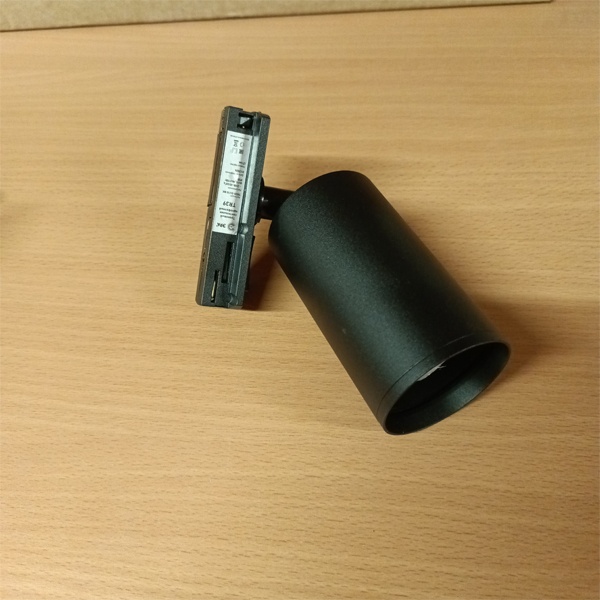 Однофазный осветительный прибор для установки на шинопровод, под ЛЕД лампу с цоколем GU10 максимальной мощностью 15 Ватт, цвет черный фото 1