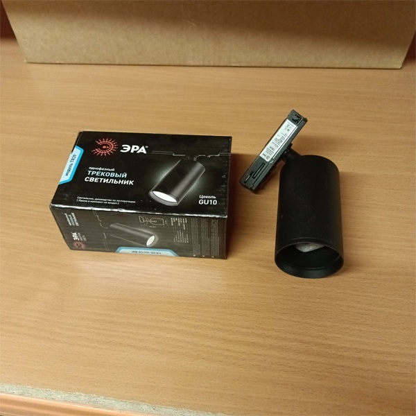 Однофазный осветительный прибор для установки на шинопровод, под ЛЕД лампу с цоколем GU10 максимальной мощностью 15 Ватт, цвет черный фото 2