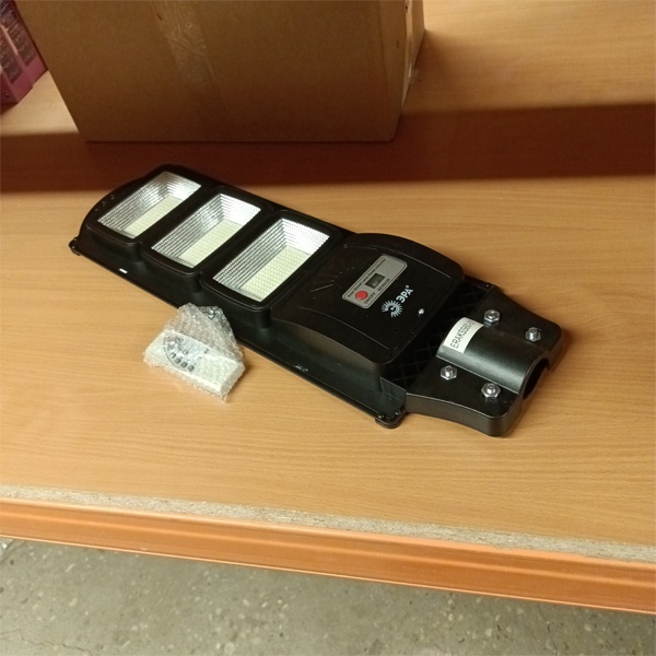 Консольный светодиодный (светодиоды SMD) светильник для уличного освещения на солнечной батарее, мощностью 60 Ватт, с датчиком движения, дневной свет фото 1