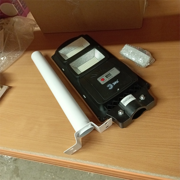 Консольный светодиодный (светодиоды SMD) светильник для уличного освещения на солнечной батарее, мощностью 40 Ватт, с датчиком движения, дневной свет, с кронштейном фото 1