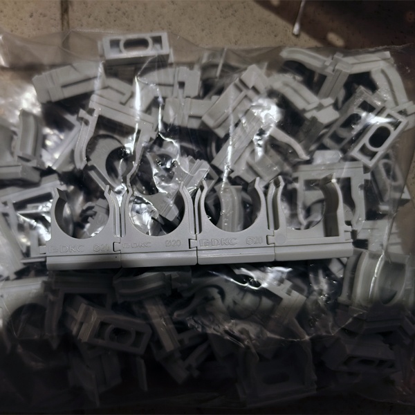 Держатель с защёлкой для труб диаметром 20 мм. фото 1