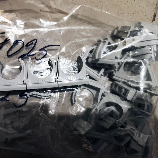 Держатель с защёлкой для труб диаметром 25 мм. фото 1