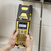 Портативный принтер этикеток Brady M610 английская клавиатура с картриджем M61-R4310