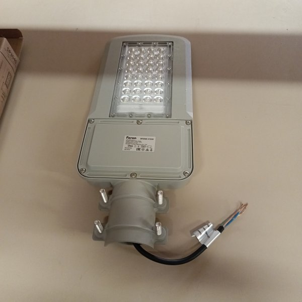 41550 Уличный пылевлагозащищеный консольный LED светильник Ферон модели SP3040 мощностью 100 Ватт в сером алюминиевом корпусе, с дневным светом. фото покупателя 2