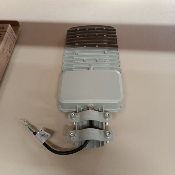 41550 Уличный пылевлагозащищеный консольный LED светильник Ферон модели SP3040 мощностью 100 Ватт в сером алюминиевом корпусе, с дневным светом. фото покупателя 1