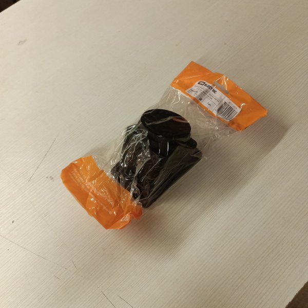 Угловая накладная четырехполюсная розетка из каучука 3P+PE ТДМ, с защитной крышкой, c защитой от брызг фото покупателя 1