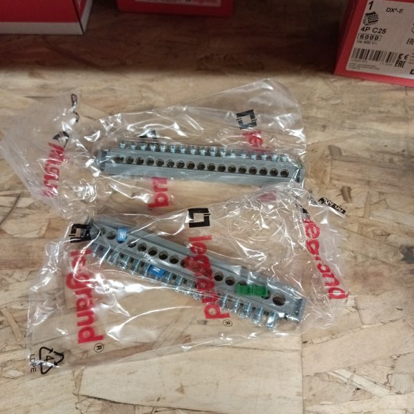 004825 Клеммная колодка на изолирующих основаниях Legrand 1x6-25мм, 16x1,5-16мм2 длина-141мм фото покупателя 1