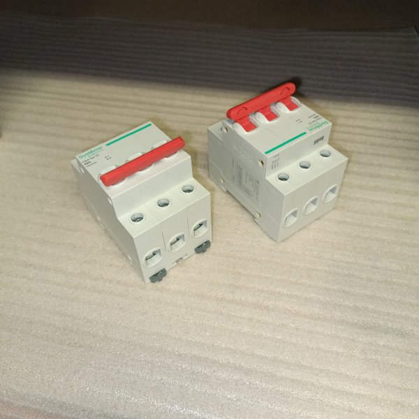 C9S16340 Выключатель-разъединитель трехполюсный City9 Set Systeme Electric, с номинальным током 40 Ампер, с красной рукояткой управления фото покупателя 3