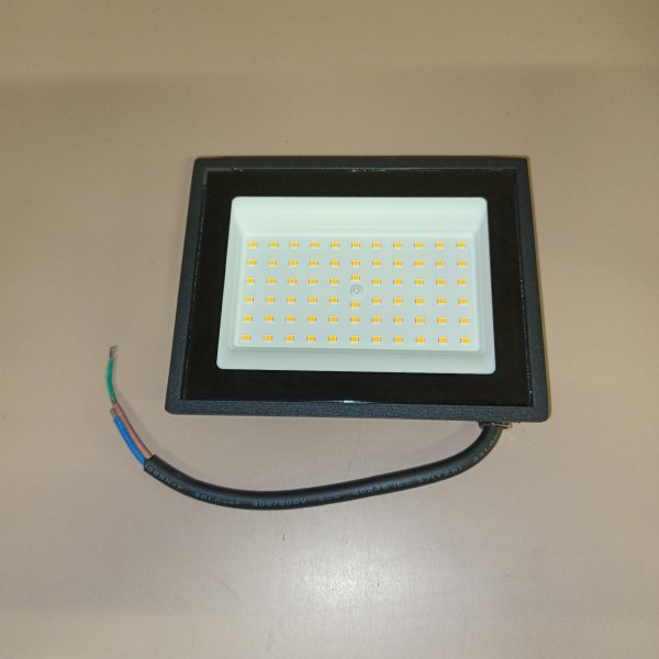 Б0052859 Черный компактный влагозащищенный LED прожектор Эра мощностью 50 Ватт с крепежной скобой, теплого белого свечения. фото покупателя 3