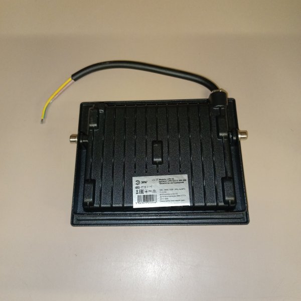 Б0052859 Черный компактный влагозащищенный LED прожектор Эра мощностью 50 Ватт с крепежной скобой, теплого белого свечения. фото покупателя 2
