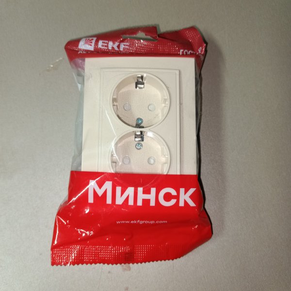 Двойная электрическая розетка немецкого стандарта с защитными шторками для скрытой установки в одну монтажную коробку в сухих помещениях, бежевого цвета, ЕКФ серии Минск. фото покупателя 2