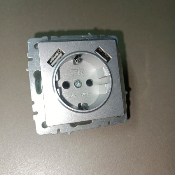 BR-R14-16-U21-D31-K47 Механизм комбинированной электрической розетки немецкого стандарта с защитными шторками и зарядкой USB type A 3100мА, лицевая панель цвета алюминий, для скрытого монтажа, IEK BRITE. фото покупателя 2