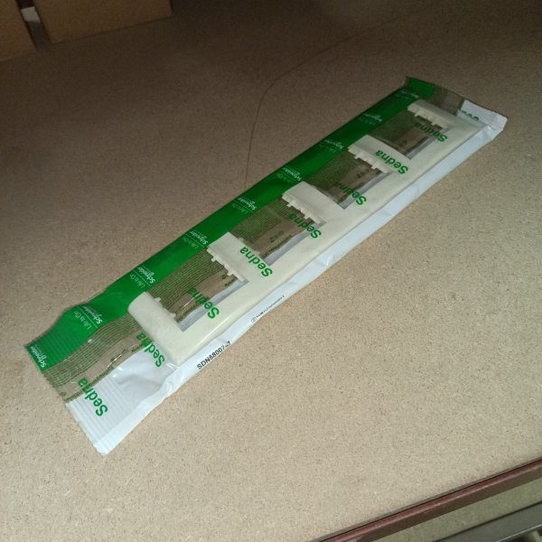SDN5800747 Декоративная рамка Schneider Electric серии Sedna горизонтальной установки под 4 электроустановочных изделия, цвет бежевый фото покупателя 2