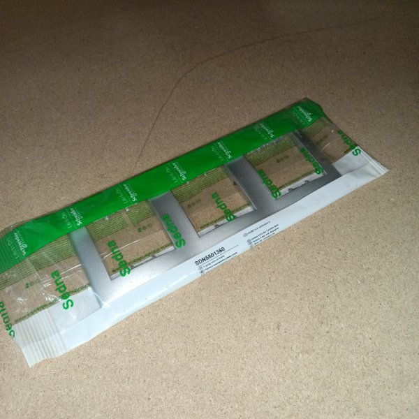 SDN5801360 Декоративная рамка Schneider Electric серии Sedna вертикальной установки под 3 электроустановочных изделия, цвет алюминий фото покупателя 1