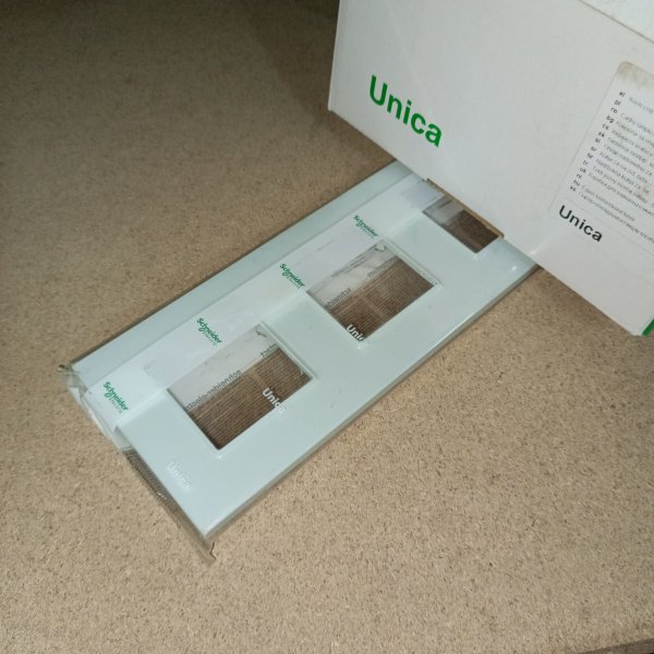 MGU2.706.17 Декоративная рамка Schneider Electric серии Unica Quadro для горизонтальной и вертикальной установки под 3 электроустановочных изделия, цвет матовое стекло фото покупателя 1
