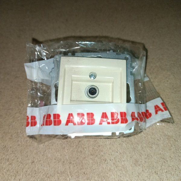 619-010300-273 Розетка оконечная TV с экранированием ABB Cosmo кремовая фото покупателя 2