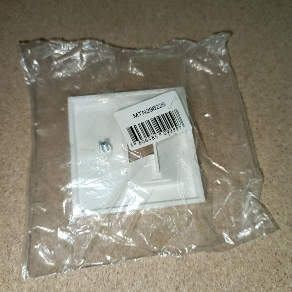 MTN296225 Центральная плата для розетки RJ45, 1 пост, блестящая, активный белый цвет Schneider Electric фото покупателя 1