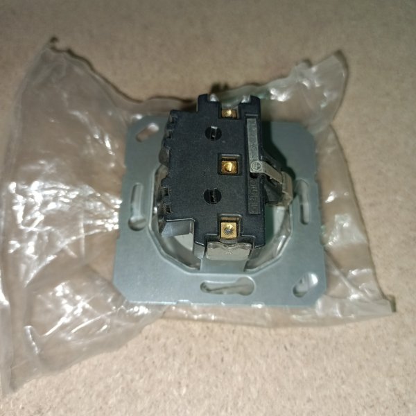 CD1520BFKIGR Розетка с заземляющим контактом и дополнительной защитой 16A/250B~, без винтовое подключение, серый цвет, SCHUKO Jung серия CD фото покупателя 1