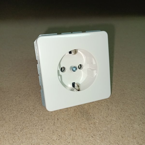 CD1520WW Розетка с заземляющей пластиной 16A/250B~, блестящий дуропласт (устойчив к механическим повреждениям), белая, SCHUKO Jung серия CD фото покупателя 2