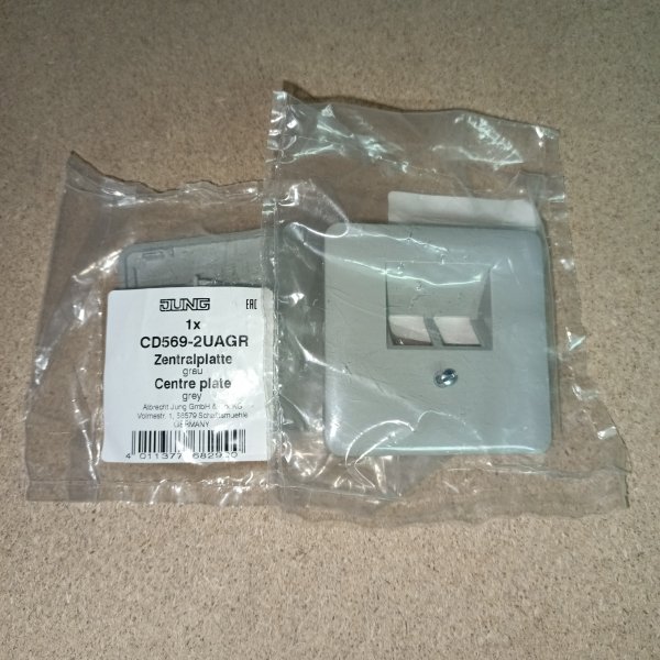 CD569-2UAGR Лицевая панель для механизма двухместной информационно-телефонной розетки, цвет серый, Jung серии CD. фото покупателя 1