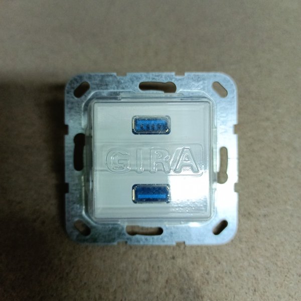 568403 Вставка: USB 3.0 типа A с инвертирующим адаптером глянцевая белая GIRA фото покупателя 2