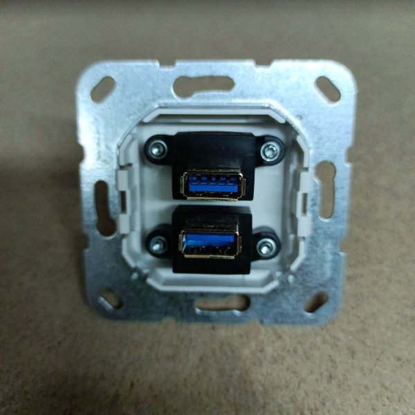 568403 Вставка: USB 3.0 типа A с инвертирующим адаптером глянцевая белая GIRA фото покупателя 1