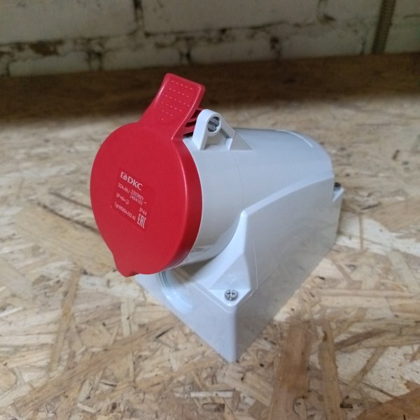 DIS5133257 Розетка силовая наружной установки DKC IP44 32A 3P+E+N 400V фото покупателя 3