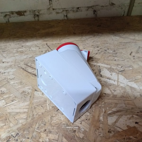 DIS5133257 Розетка силовая наружной установки DKC IP44 32A 3P+E+N 400V фото покупателя 2