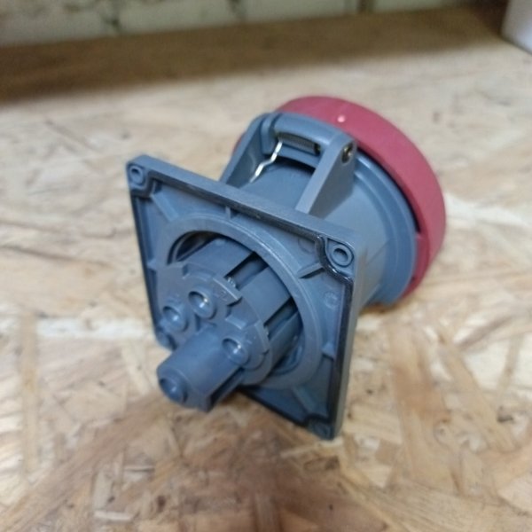 2CMA101313R1000 Силовая влагозащищенная трехфазная 3P+E кабельная розетка 32 Ампера для установки на поверхность фото покупателя 1