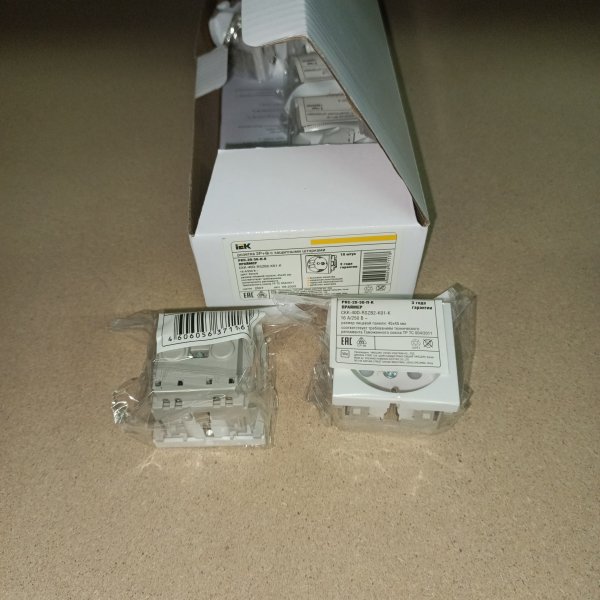 CKK-40D-RSZB2-K01-K Розетка электрическая с заземляющим контактом и защитными шторками, двухмодульная белая IEK, винтовые клеммы фото покупателя 1