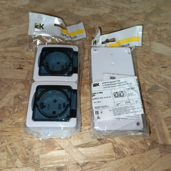 ERMP22-K03-16-54-EC Розетка двухместная с заземляющим контактом с дымчатой крышкой для открытой установки ГЕРМЕС PLUS IP54 РСб22-3-ГБд белая IEK фото покупателя 2