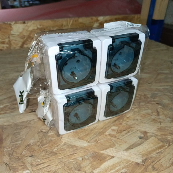 ERMP22-K03-16-54-EC Розетка двухместная с заземляющим контактом с дымчатой крышкой для открытой установки ГЕРМЕС PLUS IP54 РСб22-3-ГБд белая IEK фото покупателя 1