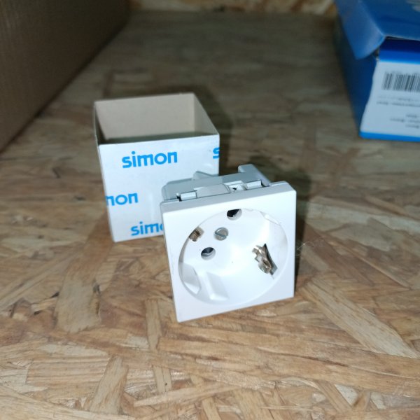 K01-9 Электрическая розетка с углом поворота в 45 градусов Simon Connect K45 с двумя контактами и одним заземляющим с лицевой панелью белого цвета фото покупателя 6