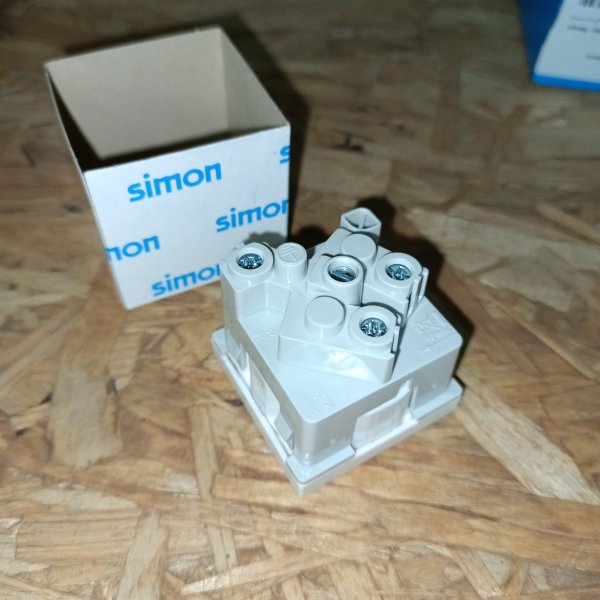 K01-9 Электрическая розетка с углом поворота в 45 градусов Simon Connect K45 с двумя контактами и одним заземляющим с лицевой панелью белого цвета фото покупателя 5
