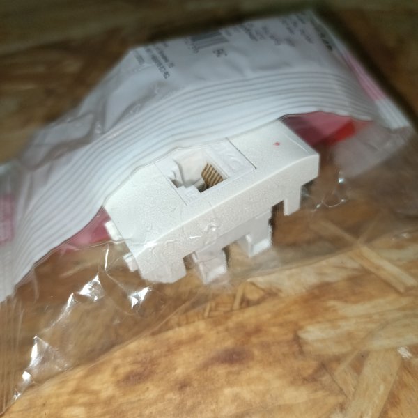 76654B Информационная розетка RJ-45, категория 5Е, белая, одномодульная DKC Brava фото покупателя 4