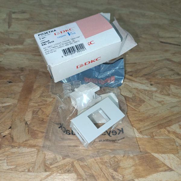 Экранированная розетка компьютерная с разъемом RJ-45 6 категории на 1 модуль серого цвета ДКС VIVA фото покупателя 1