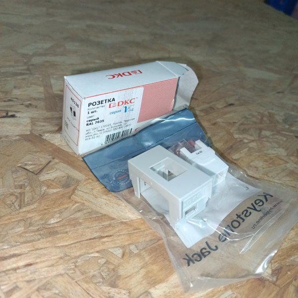 45138 Розетка компьютерная с разъемом RJ-45 категории 5Е на 1 модуль серого цвета ДКС VIVA фото покупателя 1
