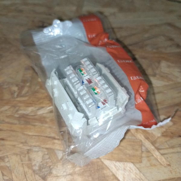 76656B Двойная сетевая розетка RJ-45, категория 5Е (2 разъема 8P8C), белая, двухмодульная DKC Brava фото покупателя 1